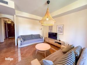 アヤモンテにあるGAM01 Townhouse 3 bedrooms La Jaraのソファとテーブルのあるリビングルーム