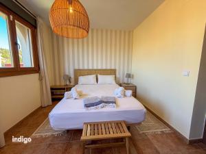 アヤモンテにあるGAM01 Townhouse 3 bedrooms La Jaraの大きなベッドとシャンデリアのある寝室 +23枚の写真