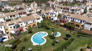 アヤモンテにあるGAM01 Townhouse 3 bedrooms La Jaraのスイミングプール付きのヴィラの空中ビュー