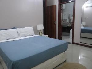 Postel nebo postele na pokoji v ubytování Sami BnB - Apt 04 Makongo after Mlimani City