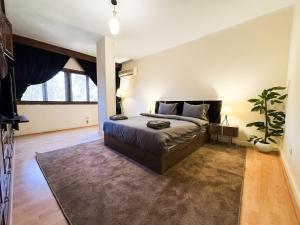 Un dormitorio con una cama y una planta en maceta. en Modern 3BR Apartment Family Friendly Stay, en El Cairo