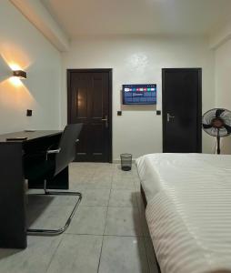 Central 2-bedroom condo in the heart of Wuse II房間的床