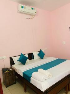Mahadev Hotel !! Near Chandigarh Int'l Airport !客房内的一张或多张床位