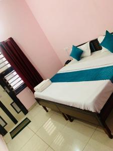 Mahadev Hotel !! Near Chandigarh Int'l Airport !客房内的一张或多张床位