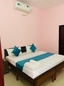 Mahadev Hotel !! Near Chandigarh Int'l Airport !客房内的一张或多张床位