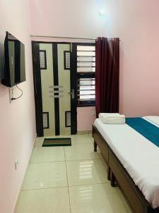 Mahadev Hotel !! Near Chandigarh Int'l Airport !客房内的一张或多张床位