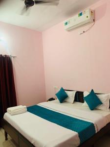 Mahadev Hotel !! Near Chandigarh Int'l Airport !客房内的一张或多张床位