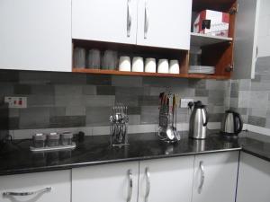 Kuchyň nebo kuchyňský kout v ubytování Sami BnB - Apt 04 Makongo after Mlimani City