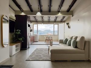 Khu vực ghế ngồi tại Panoramic Loft Unique Windows and Views