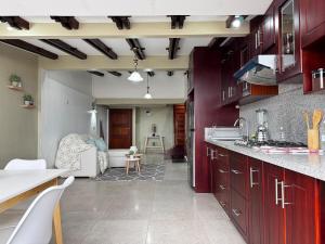 Nhà bếp/bếp nhỏ tại Panoramic Loft Unique Windows and Views
