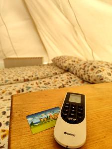 a remote control sitting on a table next to a bed at Osada Indiańska in Ostrów Podlaski