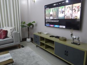 TV a/nebo společenská místnost v ubytování Sami BnB - Apt 04 Makongo after Mlimani City