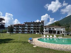 Nespecifikovaný výhled na hory nebo výhled na hory při pohledu z hotelu