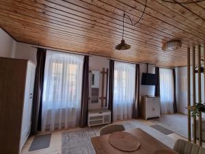 Ένα ή περισσότερα κρεβάτια σε δωμάτιο στο Casa Pasajul Scarilor