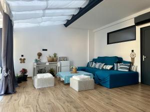 アスプロヴァルタにあるZeleno Luxury Apartmentsの青いソファとテーブルのあるリビングルーム