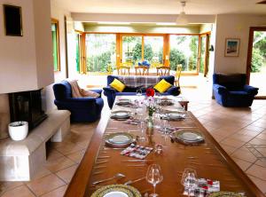 a living room with a table with wine glasses on it at Spacieuse maison familiale proche de la mer in Penvénan