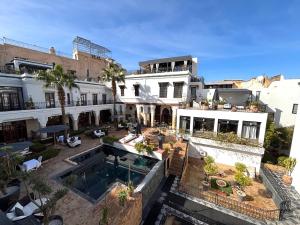 Bazén v ubytování Riad Mayfez Suites & Spa nebo v jeho okolí