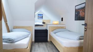 KrompachResort Hvozd的有三张双层床的房间