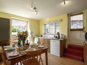 Η κουζίνα ή μικρή κουζίνα στο 2 Bed in Little Walsingham KT093
