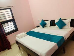 Mahadev Homestay !! Preferred Partner ! Walking Distance To Chandigarh Int'l Airport !客房内的一张或多张床位