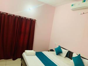 Mahadev Homestay !! Preferred Partner ! Walking Distance To Chandigarh Int'l Airport !客房内的一张或多张床位