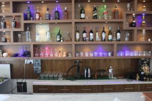 La sala de estar o bar de Hotel Gadhi View & Resort