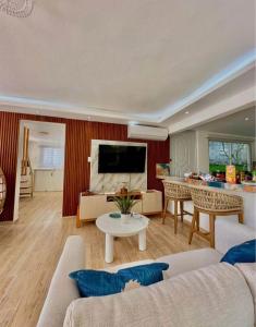 ein Wohnzimmer mit Sofa und Tisch in der Unterkunft Emmanuel villas luxury in Puerto Plata + 1 Foto