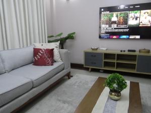 TV a/nebo společenská místnost v ubytování Sami BnB - Apt 04 Makongo after Mlimani City