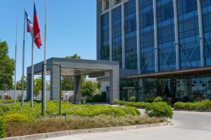 a building with a canadian flag in front of it at Hotel Parada Linares in Linares