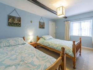 a bedroom with two beds and a window at 2 Bed in Little Walsingham KT158 in Little Walsingham +14 photos