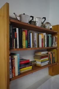 una estantería llena de muchos libros en The Little Gallery, en Villiersdorp