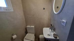 パレオコラにあるChristina Rooms No3のトイレと洗面台のある小さなバスルーム