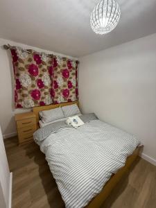 Postel nebo postele na pokoji v ubytování Modern double bed - Central Dartford