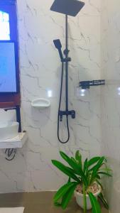 y baño con ducha. en Malkiya house, en Zanzíbar 9 fotos más