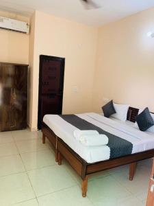 Mahadev Homestay !! Preferred Partner ! Walking Distance To Chandigarh Int'l Airport !客房内的一张或多张床位