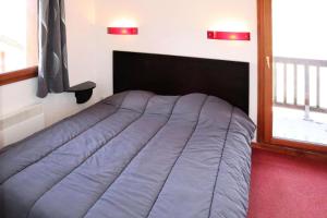 une chambre avec un lit dans une pièce avec une fenêtre dans l'établissement Chalet La Combe D Or - Chalet mitoyen en résidence de standing MAE-2094, à Le Mélézet