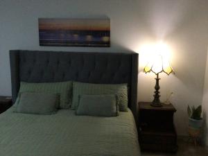 Ένα ή περισσότερα κρεβάτια σε δωμάτιο στο Morgans's Paradise beach house unit, at Jeffreys Bay