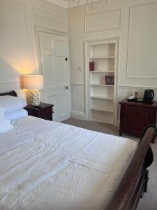 Ένα ή περισσότερα κρεβάτια σε δωμάτιο στο corner house Guest house