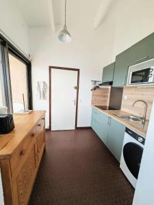 kuchnia ze zlewem i blatem w obiekcie Résidence Bar134-le Barcares - 2 pièces climatisé au 2ème étage à LE BARCARES - CAP COUDALERE MAE-5714 w mieście Le Barcarès