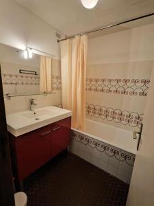łazienka z umywalką i prysznicem w obiekcie Résidence Bar134-le Barcares - 2 pièces climatisé au 2ème étage à LE BARCARES - CAP COUDALERE MAE-5714 w mieście Le Barcarès