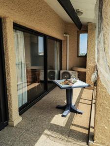 stół stojący na zewnątrz domu w obiekcie Résidence Bar134-le Barcares - 2 pièces climatisé au 2ème étage à LE BARCARES - CAP COUDALERE MAE-5714 w mieście Le Barcarès +8 zdjęć