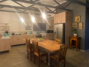 Η κουζίνα ή μικρή κουζίνα στο Morgans's Paradise beach house unit, at Jeffreys Bay