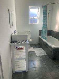 Ένα μπάνιο στο Morgans's Paradise beach house unit, at Jeffreys Bay +4 φωτογραφίες