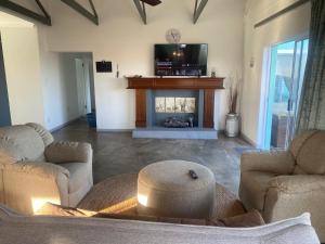 Μια τηλεόραση ή/και κέντρο ψυχαγωγίας στο Morgans's Paradise beach house unit, at Jeffreys Bay