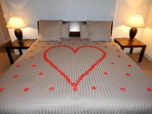 Ένα ή περισσότερα κρεβάτια σε δωμάτιο στο Chambre CAPRICES DE PLAGE lit King Size Balnéo Vue dégagée à Mers les Bains 300 m plage petit déjeuner servi en chambre en option