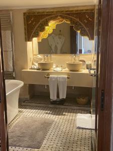 Koupelna v ubytování Riad Mayfez Suites & Spa