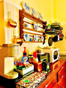 Η κουζίνα ή μικρή κουζίνα στο Circa 1900 - Historic - Romantic - Private - Pond - Fenced Yard - The Cottage at Chappell Hill +11 φωτογραφίες