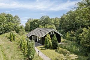 HøjslevにあるSkovhus Med Bæk Ved Hjarbæk Fjordの木々の茂る庭の小屋