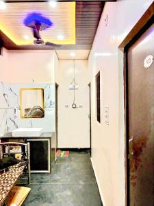 Η κουζίνα ή μικρή κουζίνα στο Keshari Nandan paying guest house