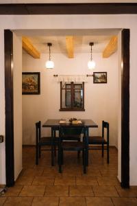 KrompachResort Hvozd的一间带桌椅的用餐室